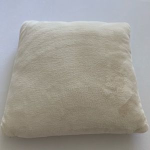 Fluffy white/stone pillow